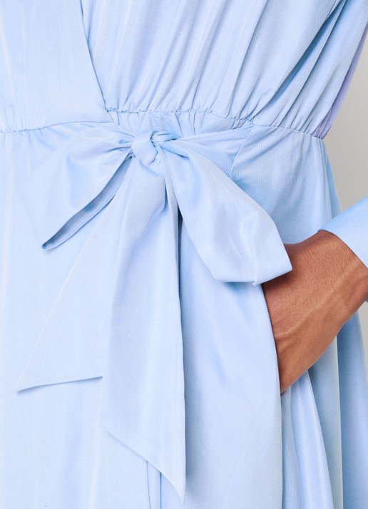 LES Atelier Sofia maxi wikkeljurk met steekzakken - detail 2 lichtblauw