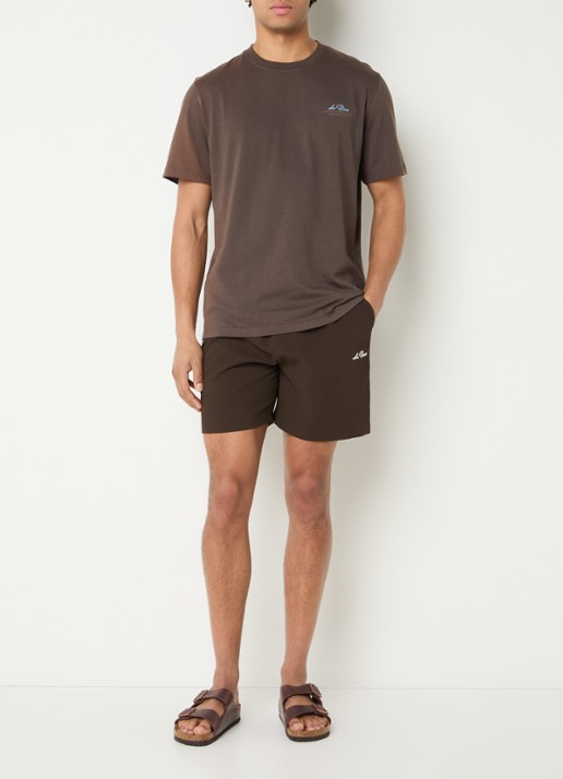 Les Deux Ben Globe T-shirt met logo- en backprint - voorkant 4 donkerbruin