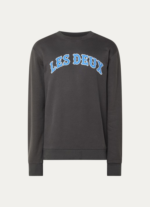 Les Deux Brady sweater met flock logoprint - voorkant middengrijs