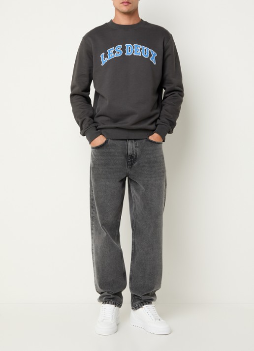 Les Deux Brady sweater met flock logoprint - voorkant 2 middengrijs