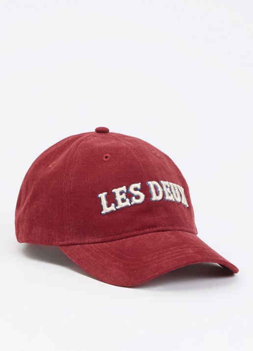 Les Deux Pet met logoborduring - voorkant donkerrood