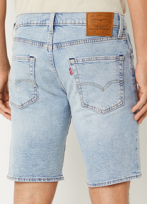 Levi's 405 slim fit korte broek van denim met lichte wassing - achterkant lichtblauw