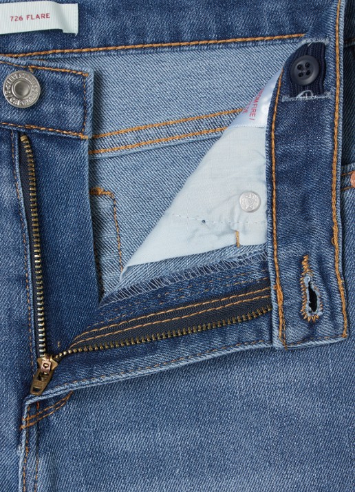 Levi's 726 high rise flared jeans met stretch - detail indigo