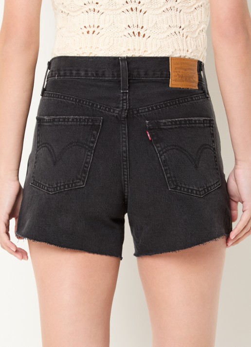 Levi's Ribcage mid waist slim fit korte broek van denim met gekleurde wassing - achterkant zwart