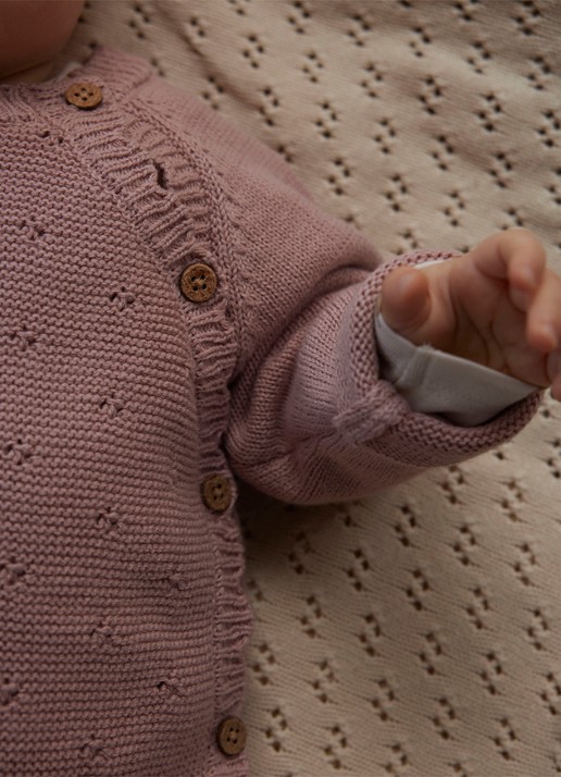 Lil 'Atelier NBFLaguna grofgebreid vest met opengewerkt dessin - detail 5 zalmroze