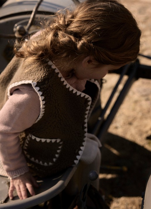 Lil 'Atelier NMFLayo bodywarmer van teddy - voorkant 4 lichtbruin