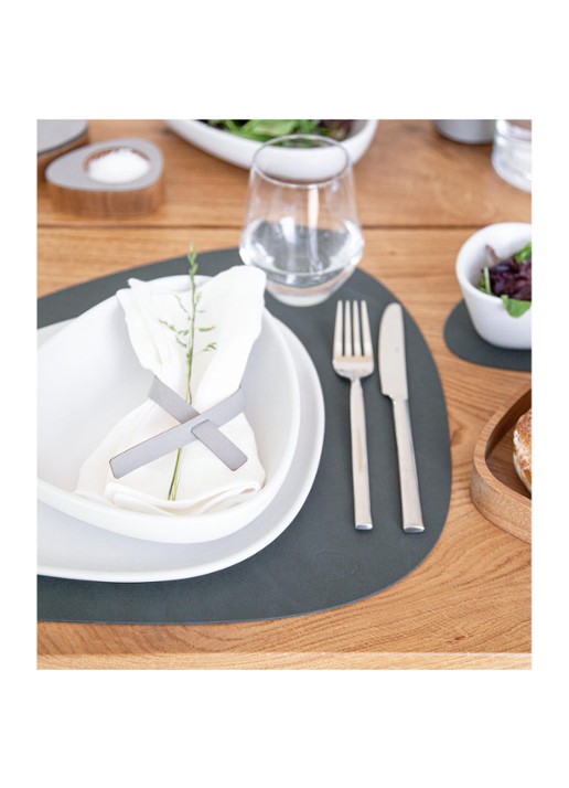LIND DNA Curve placemat van  leer 37 x 44 cm - detail 4 donkerkhaki