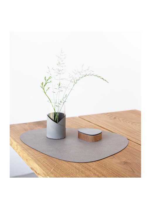 LIND DNA Curve placemat van  leer 37 x 44 cm  - achterkant 3 donkerbeige
