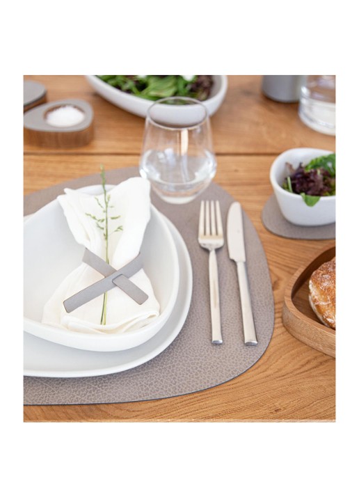 LIND DNA Curve placemat van  leer 37 x 44 cm  - detail 4 donkerbeige