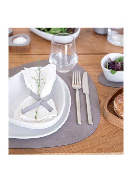 LIND DNA Curve placemat van  leer 37 x 44 cm  - detail zand