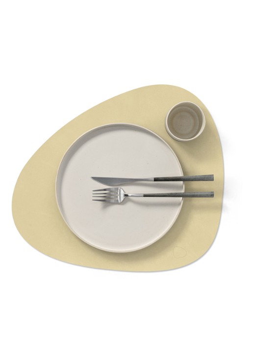LIND DNA Curve placemat van  leer 37 x 44 cm - voorkant 2 vanillegeel
