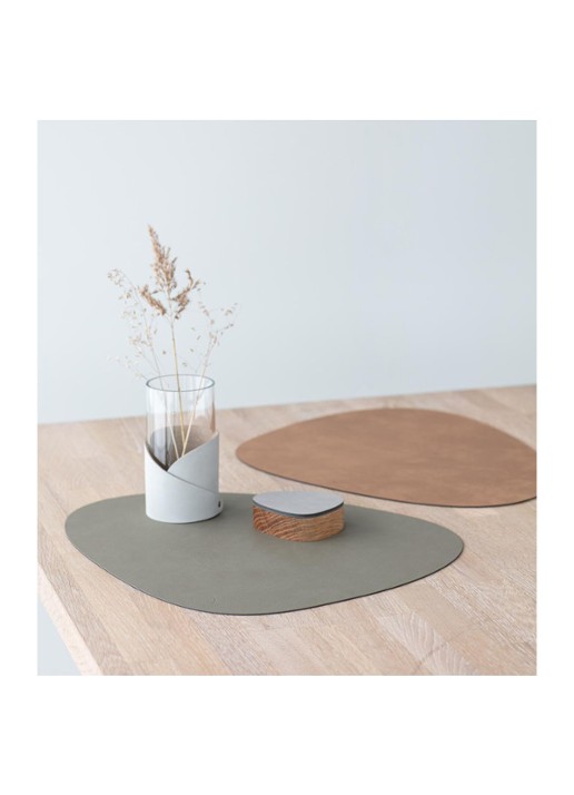LIND DNA Curve reversible placemat van leer 37 x 44 cm - detail 2 olijfgroen