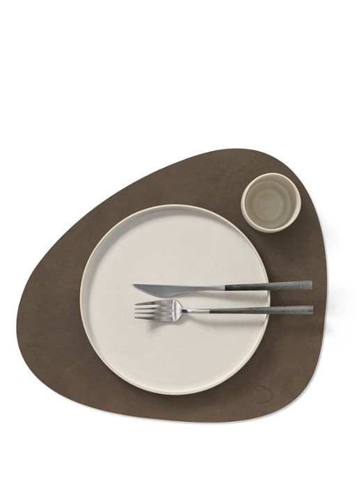 LIND DNA Nupo placemat 37 x 44 cm - achterkant 6 donkerbruin