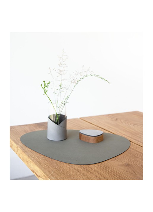 LIND DNA Table Mat Curve placemat van leer 37 x 44 cm - detail 3 legergroen