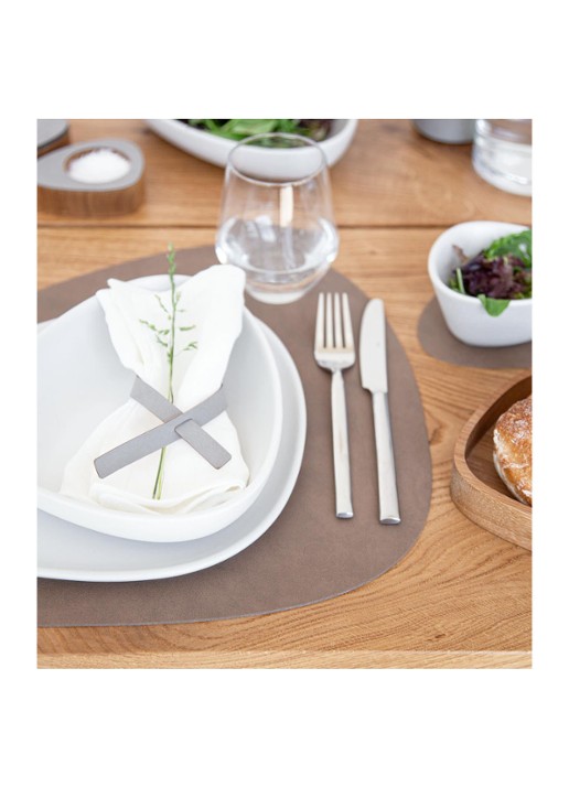LIND DNA  Table Mat Curve placemat van leer 37 x 44 cm - detail 4 donkerbruin