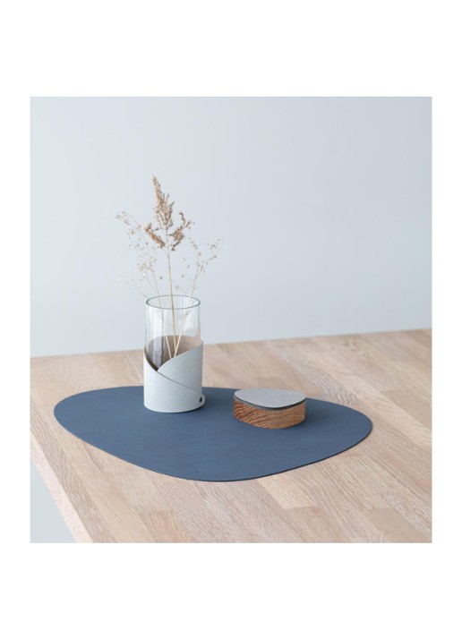 LIND DNA Table Mat Curve placemat van leer 37 x 44 cm - detail 3 donkerblauw