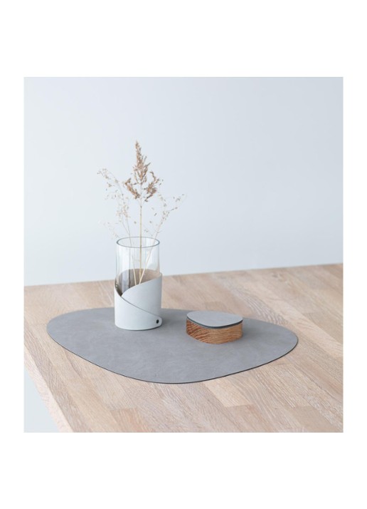 LIND DNA Table Mat Curve placemat van leer 37 x 44 cm - detail 3 taupe