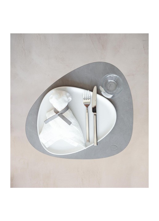 LIND DNA Table Mat Curve placemat van leer 37 x 44 cm - voorkant 2 taupe