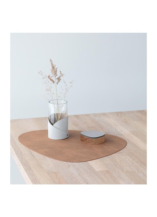 LIND DNA Table Mat Curve placemat van leer 37 x 44 cm - detail 3 bruin