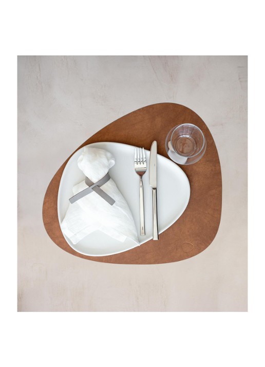 LIND DNA Table Mat Curve placemat van leer 37 x 44 cm - voorkant 2 bruin