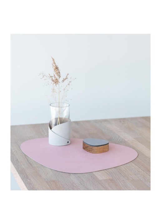 LIND DNA Table Mat Curve placemat van leer 37 x 44 cm - detail lichtroze