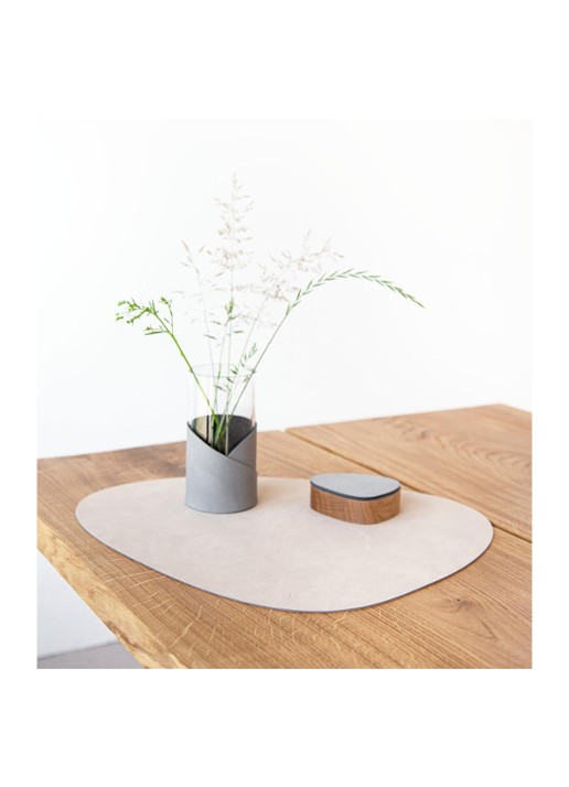 LIND DNA  Table Mat Curve placemat van leer 37 x 44 cm - detail 3 zand