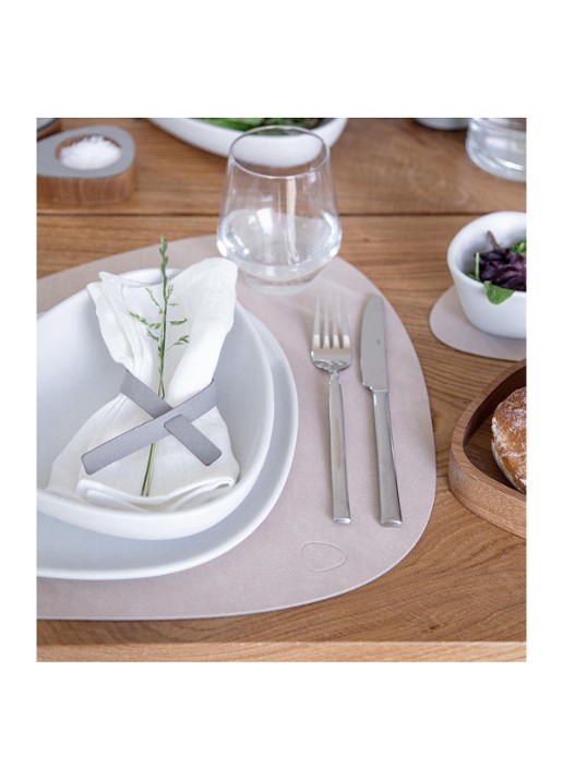 LIND DNA  Table Mat Curve placemat van leer 37 x 44 cm - detail 4 zand