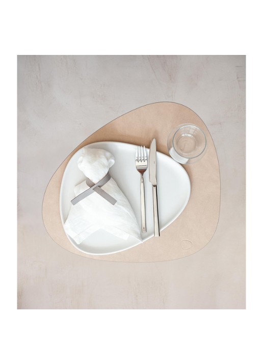 LIND DNA  Table Mat Curve placemat van leer 37 x 44 cm - voorkant 2 zand