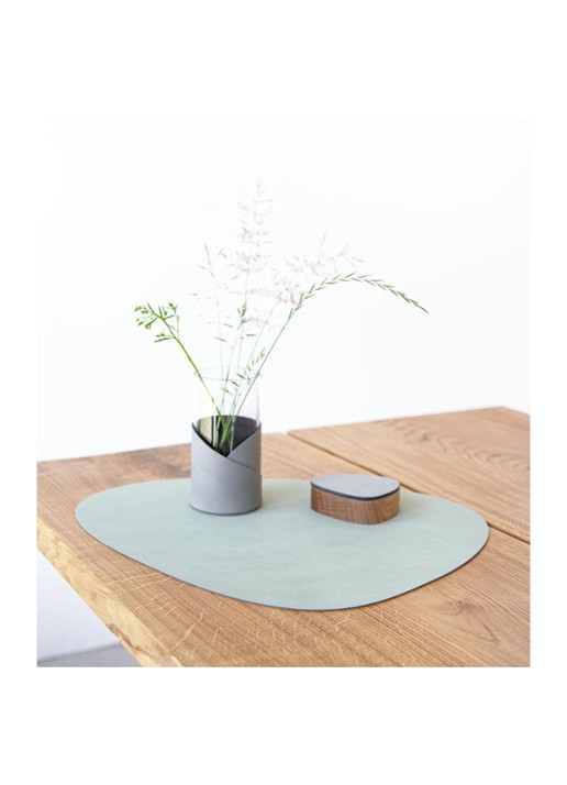 LIND DNA Table Mat Curve placemat van leer 37 x 44 cm - achterkant olijfgroen