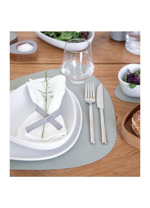 LIND DNA Table Mat Curve placemat van leer 37 x 44 cm - detail 4 olijfgroen