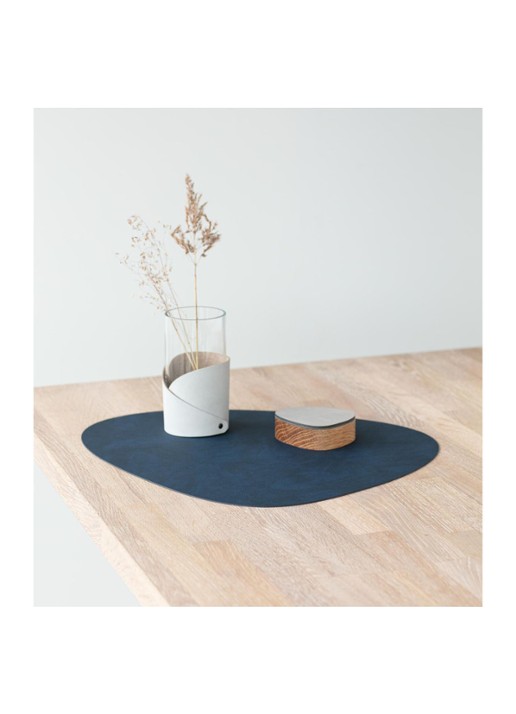 LIND DNA Table Mat Curve placemat van  leer 37 x 44 cm - achterkant donkerblauw