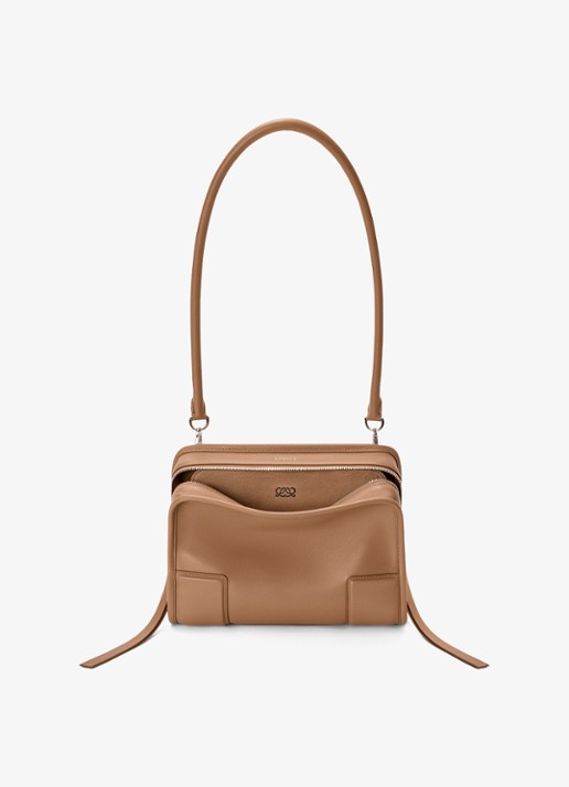 LOEWE Amazona 180 Small schoudertas van kalfsleer - detail 4 bruin
