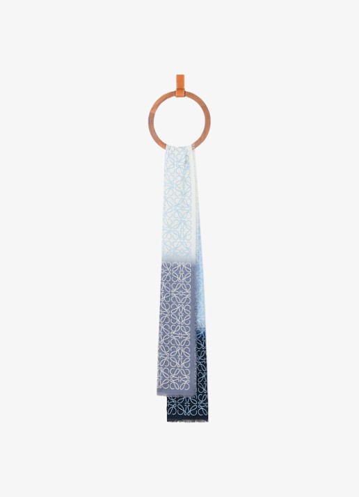 LOEWE Anagram fijngebreide sjaal in kasjmierblend met logo 200 x 45 cm - voorkant 3 blauw