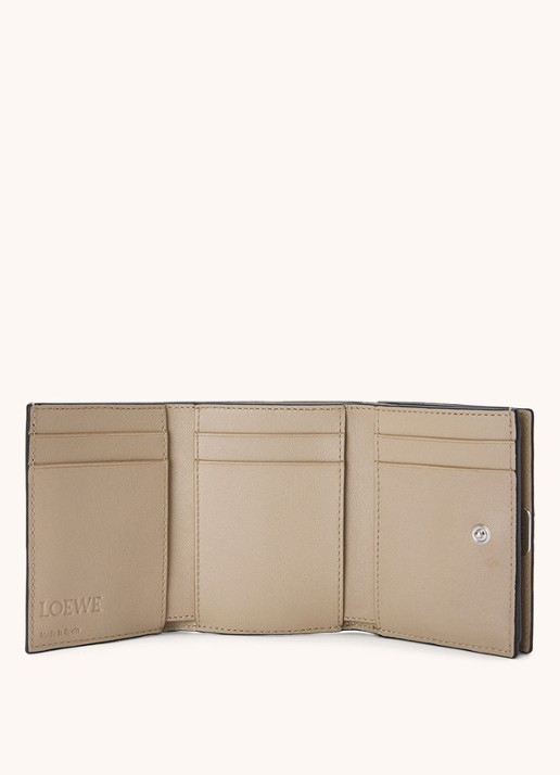 LOEWE Anagram portemonnee van kalfsleer - detail 4 zand