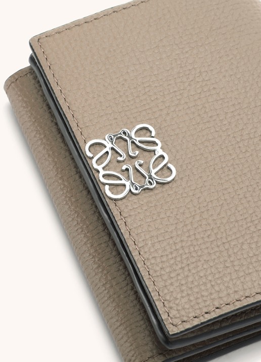 LOEWE Anagram portemonnee van kalfsleer - detail 6 zand