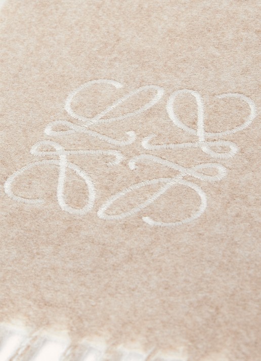 LOEWE Anagram sjaal in kasjmierblend 180 x 30 cm - detail 2 zand