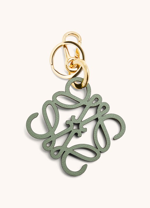 LOEWE Anagram sleutelhanger van kalfsleer - voorkant lindegroen