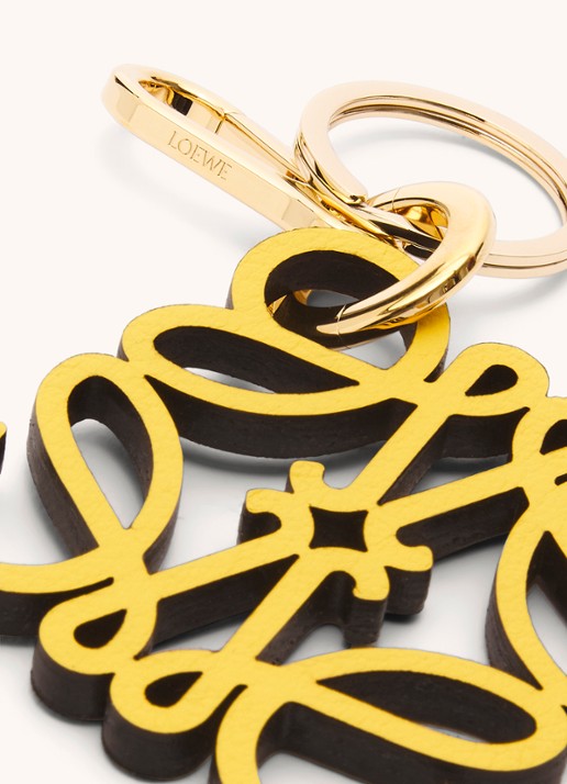 LOEWE Anagram sleutelhanger van kalfsleer - detail abrikoos