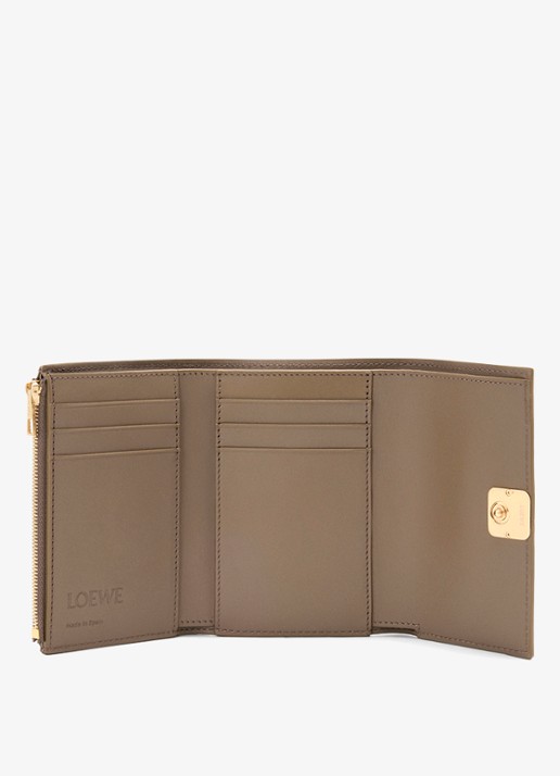 LOEWE Anagram Small portemonnee van kalfsleer - voorkant 5 taupe