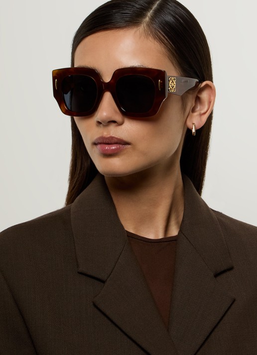 LOEWE Anagram zonnebril LW40129U - voorkant 5 hazelnootbruin
