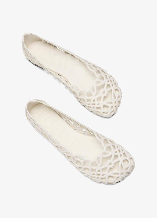 LOEWE Ballerina van lamsleer met opengewerkt dessin - detail wit