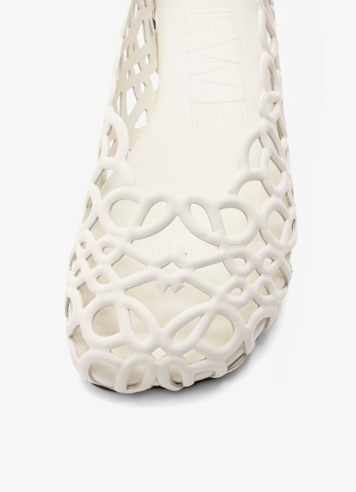 LOEWE Ballerina van lamsleer met opengewerkt dessin - detail 2 wit