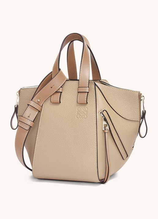 LOEWE Compact Hammock handtas van kalfsleer - achterkant zand