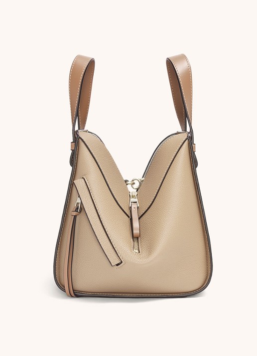 LOEWE Compact Hammock handtas van kalfsleer - detail 4 zand
