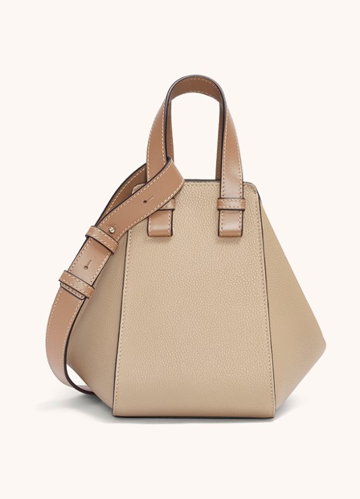 LOEWE Compact Hammock handtas van kalfsleer - detail 5 zand