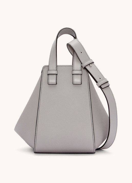 LOEWE Compact Hammock handtas van kalfsleer - detail 5 lichtgrijs