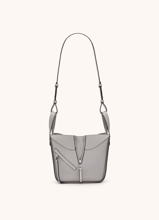 LOEWE Compact Hammock handtas van kalfsleer - detail 6 lichtgrijs