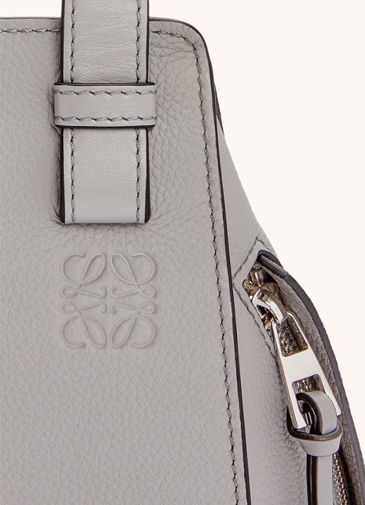 LOEWE Compact Hammock handtas van kalfsleer - detail 8 lichtgrijs