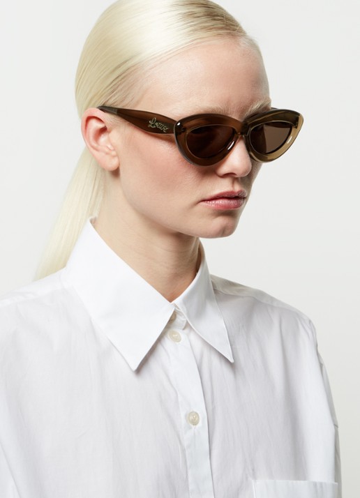 LOEWE Curvy zonnebril LW40096I - voorkant 2 olijfgroen