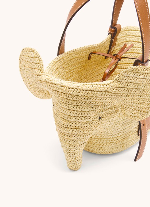 LOEWE Elephant Small handtas van raffia met kalfsleren details - detail roestbruin